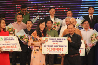 Gần 38 tỷ đồng ủng hỗ Quỹ ‘Vì người nghèo’