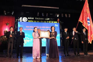 Trường ĐH Văn hóa TP HCM đón nhận Huân chương Lao động hạng Nhất