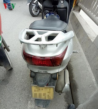 Một người đàn ông nghi nhảy cầu Vĩnh Tuy tự tử