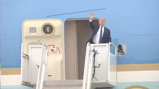 [ẢNH] Tổng thống Trump đã lên máy bay về nước