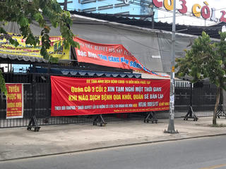Nhiều hàng quán đóng cửa, bán online