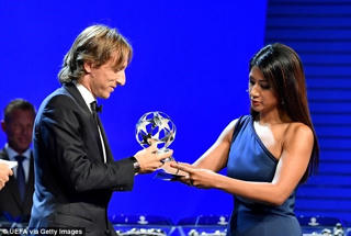Vượt mặt Ronaldo, Modric nhận giải Cầu thủ xuất sắc nhất mùa giải