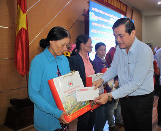 Phát động và trao quà ‘Tết vì người nghèo và nạn nhân chất độc da cam’ tại Quảng Nam