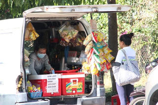 Bán hàng rong bằng xe hơi