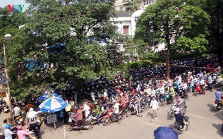 Bệnh viện Bạch Mai lùi thời điểm đóng cửa bãi trông xe