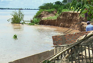 Đồng Tháp: Sạt lở bờ sông, 9 hộ dân phải di dời khẩn cấp trong đêm