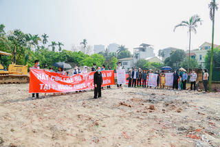 Long Biên, Hà Nội: Người dân 'đội nắng' phản đối việc lấp hồ tự nhiên