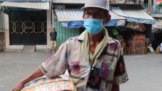Người bán vé số dạo trong bão dịch