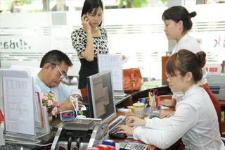 Chuyển động lạ của lãi suất