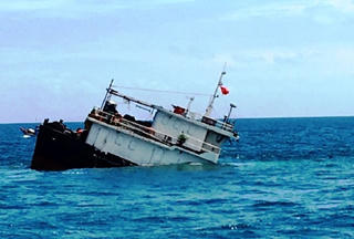 Thanh Hóa: Ứng phó với sự cố tràn dầu trên biển do tàu chìm