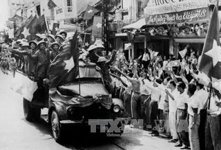 Thư viện trưng bày tủ sách chuyên đề '70 năm ngày Toàn quốc kháng chiến'