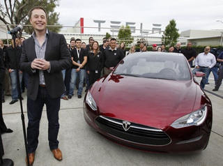 Elon Musk: Hai năm nữa, chúng ta có thể ngủ trong xe tự lái