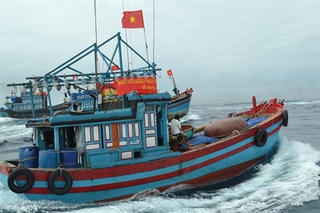Trợ giúp ngư dân bám biển