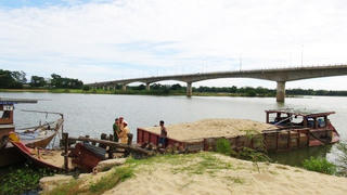 Bắt ghe hút cát trái phép trên sông Thu Bồn