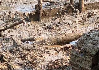 Huế: Phát hiện 2 quả đạn pháo khi đang thi công bờ kè