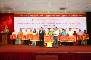 Học tập làm theo tấm gương đạo đức Hồ Chí Minh