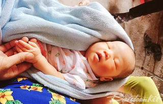 Cứu sống bé gái sơ sinh 10 ngày tuổi bị bỏ rơi trên cầu