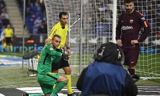 Thủ môn Barca bị ném vật thể vào đầu trong trận thua Espanyol