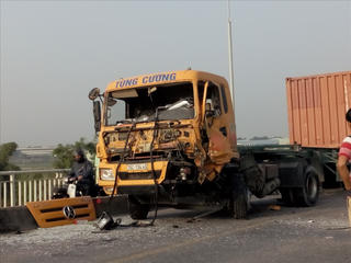 Tắc đường nghiêm trọng do 2 xe container đấu đầu