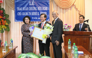 Trao Huân chương Hữu nghị cho Giáo sư Việt kiều Rene D. Esser