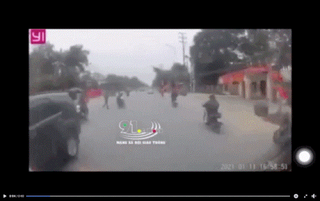 Hà Nội: ‘Thông chốt’ công an, 2 thanh niên đầu trần phi xe máy vào ô tô