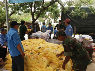 Tặng quà và khám bệnh, cấp thuốc cho người nghèo tỉnh Kompong Spư