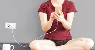 Dùng điện thoại khi đang cắm sạc, người phụ nữ bị điện giật tử vong