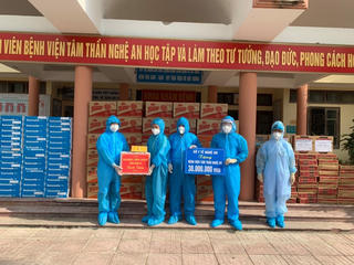 Nghệ An: Tặng quà cho cán bộ, bệnh nhân đang bị cách ly