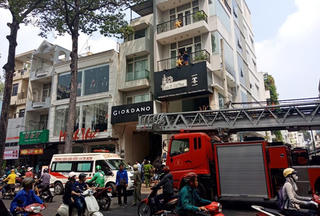 Thanh niên 26 tuổi bị thang máy kẹp