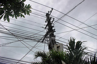 Người dân bất an vì lưới điện ngang qua nóc nhà