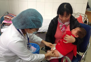 Vẫn phải dùng vaccine phòng bệnh