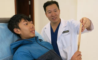 Giáo sư Mỹ 4 lần trở lại Việt Nam vì cậu bé 'không có mặt'