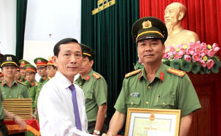 Khen thưởng Công an phá vụ ‘trộm các tiệm vàng miền Tây’