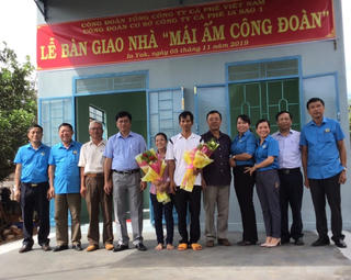 Công ty cà phê Ia Sao I trao nhà Mái ấm Công đoàn