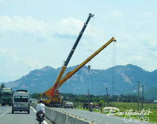 Xe container chở 4 xe con mất lái, lao xuống ruộng