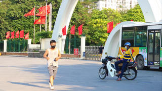 Hà Nội: Công viên đóng cửa, người dân đeo khẩu trang tập thể dục bên ngoài