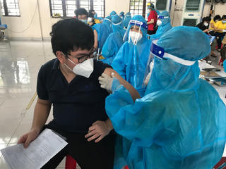 Bình Dương: Tiêm vaccine bổ sung ngừa Covid-19 cho người lao động nước ngoài