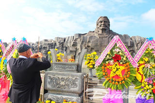 Gần 3 nghìn người đến thăm Tượng đài Mẹ Việt Nam anh hùng dịp Tết