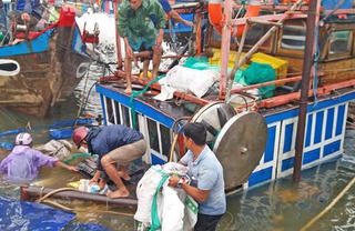 Trục vớt 2 tàu cá ngư dân bị sóng đánh chìm