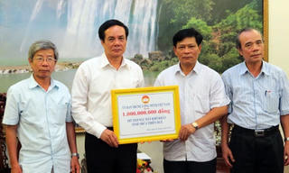 UBTƯ MTTQ Việt Nam hỗ trợ ngư dân Thừa Thiên - Huế 1 tỷ đồng