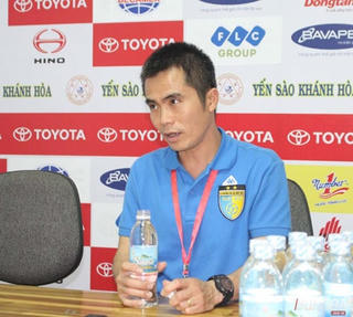 V-League chia tay 2 HLV trẻ: Khi 'áo' quá rộng