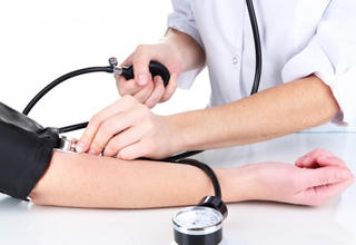 Nam giáo viên đột quỵ tử vong khi đi coi thi