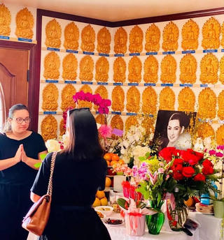 Con gái ruột Phi Nhung khóc nấc ôm tro cốt của mẹ