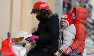 Phụ huynh 'đánh vật' đưa con tới trường ngày rét