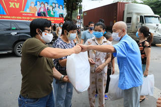 Mang yêu thương đến với yêu thương