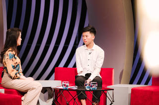 Chàng sinh viên người Dao mang chữ xuống phố