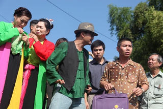 Khi hài Tết phải … cộng sinh