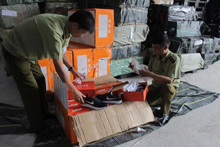 Thu giữ số lượng lớn giầy thể thao có dấu hiệu làm giả