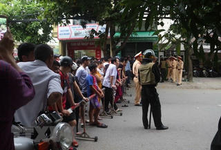 Vẫn chưa bắt được đối tượng nghi ôm lựu đạn cố thủ trong nhà