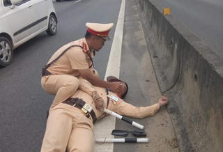 Tài xế container tông CSGT kéo lê hàng trăm mét